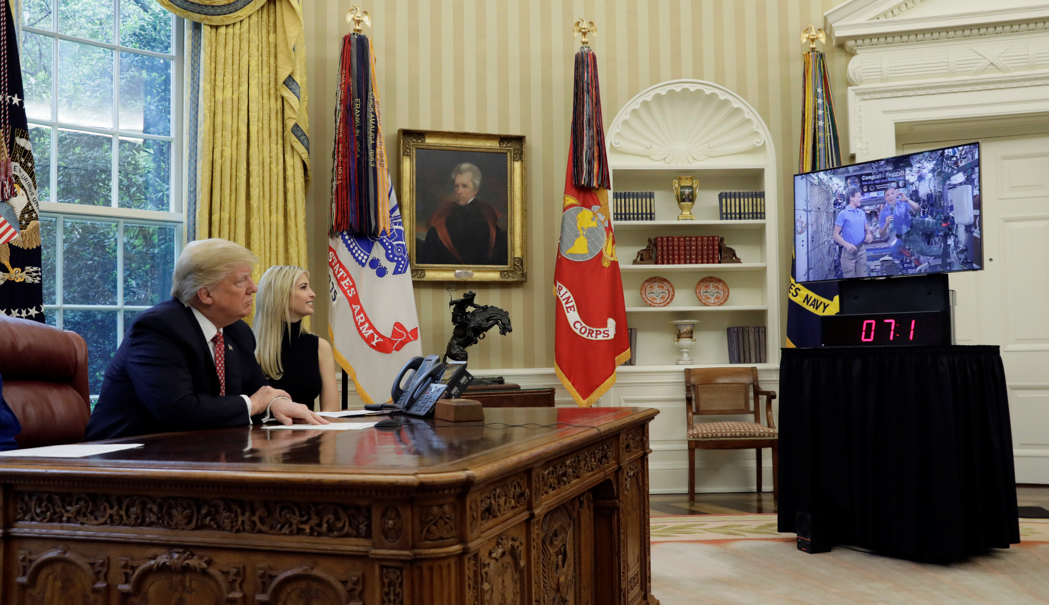 دونالد ترامب وابنته ايفانكا يتحدثان مع رواد وكالة الفضاء الدولية