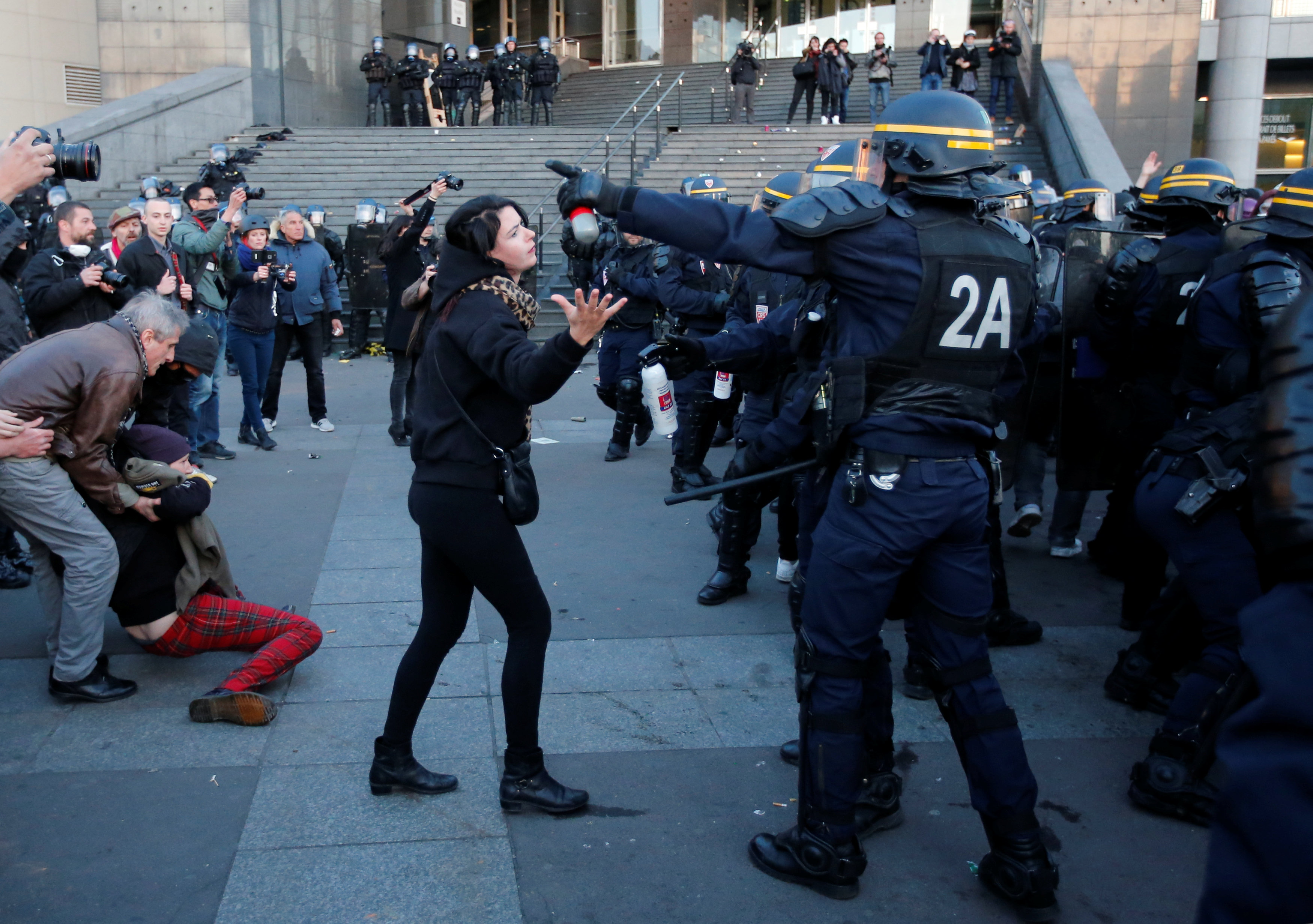 الشرطة الفرنسية تتعامل بعنف مع المحتجين
