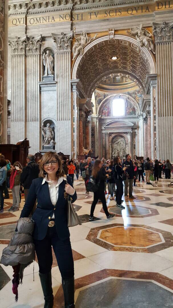 لميس الحديدى داخل الكنيسة لميس الحديدى داخل الكنيسة