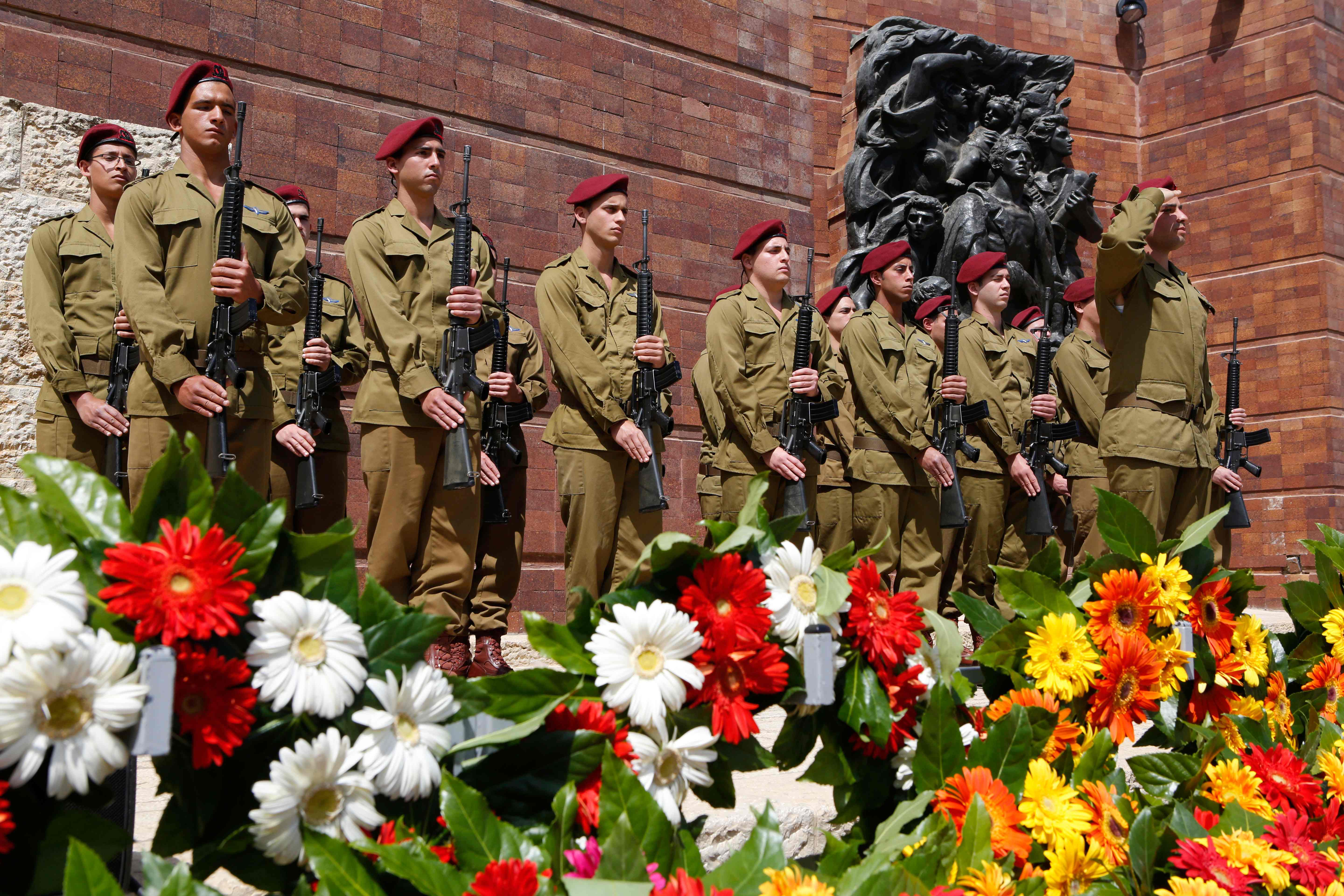 الجنود يؤدون التحية خلال احياء ذكرى الهولوكوست