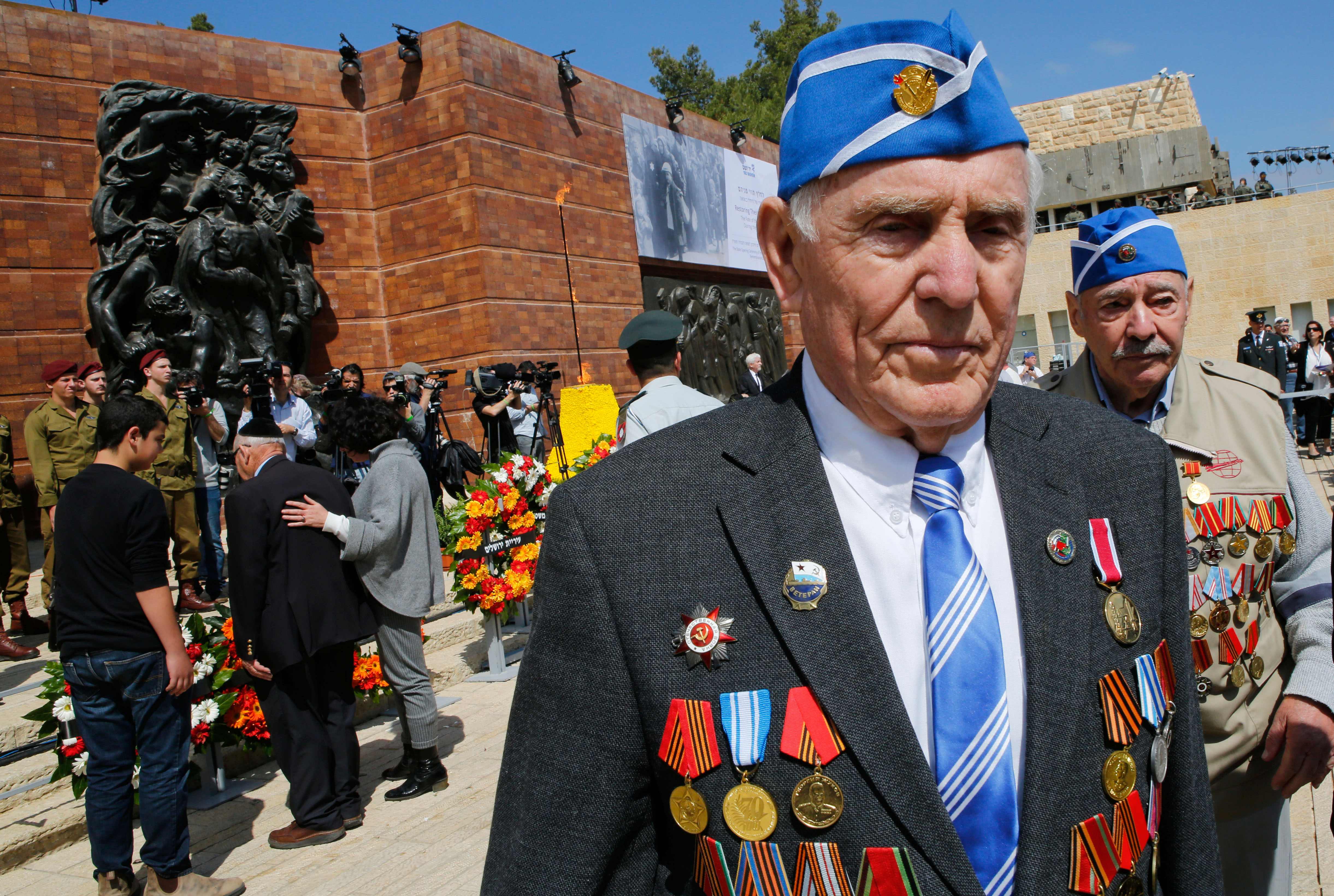 المحاربين القدامى فى الحرب العالمية الثانية يشاركون فى الاحتفالات