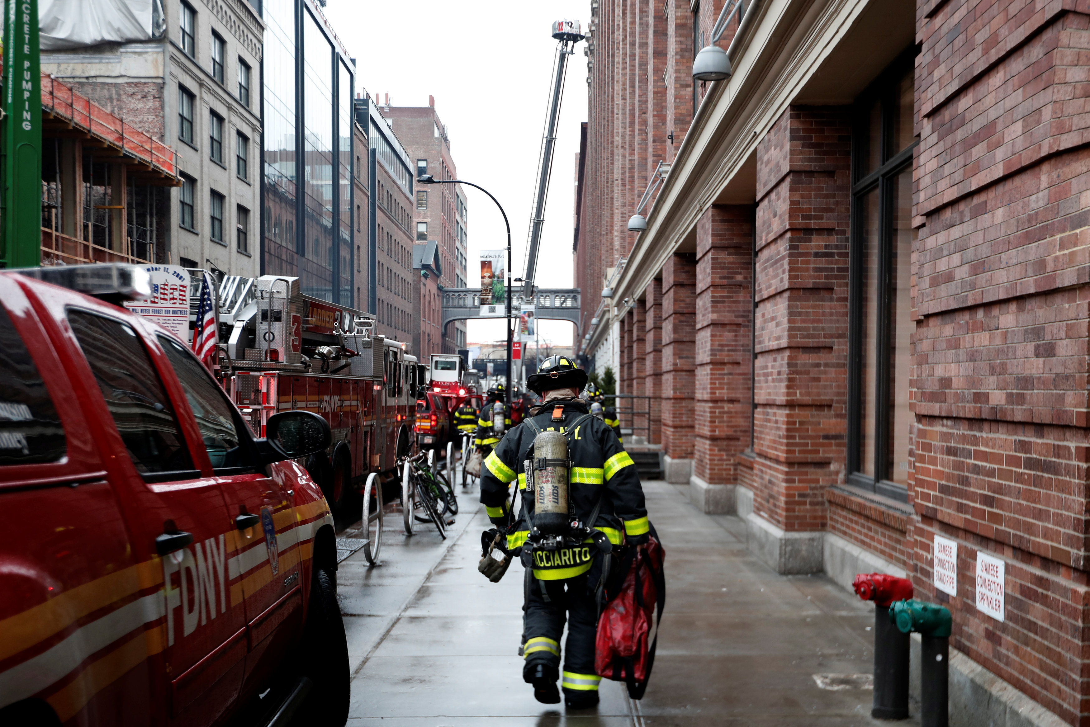 رجال الأطفاء يكثفون جهودهم لاخماد حريق منزل