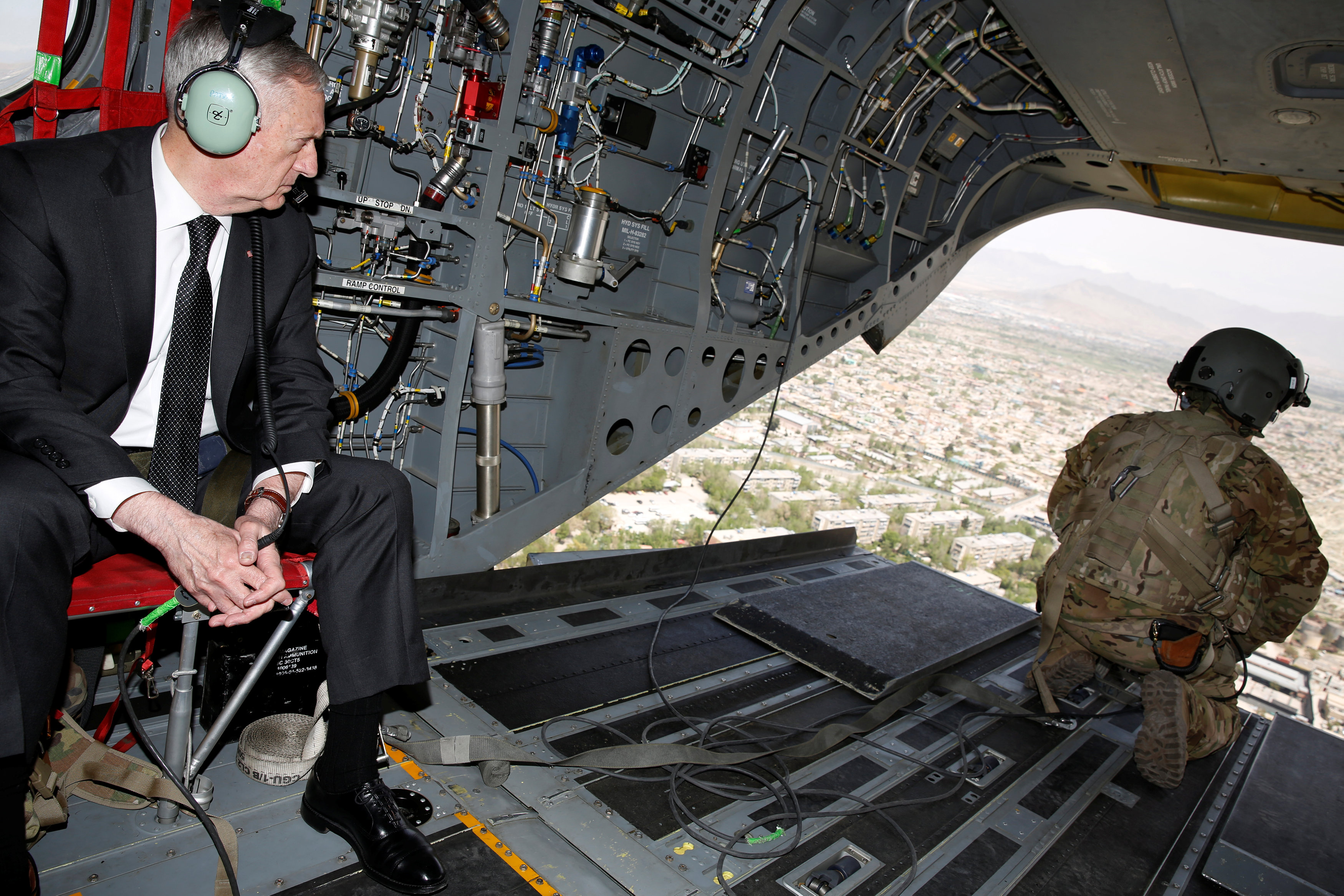 جيمس ماتيس على متن طائرة عسكرية فى طريقة إلى أفغانستان