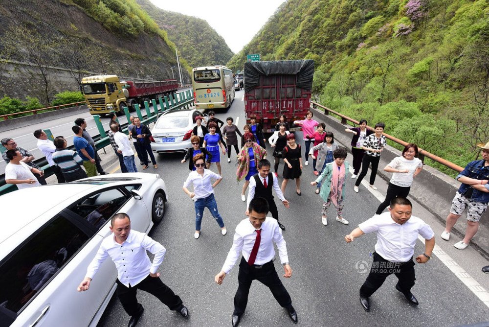 صينيون يرقصون فى الطرقات