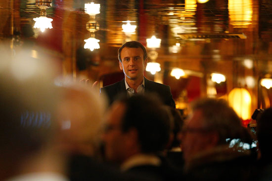 إيمانويل ماكرون فى أحد مطاعم باريس للاحتفال