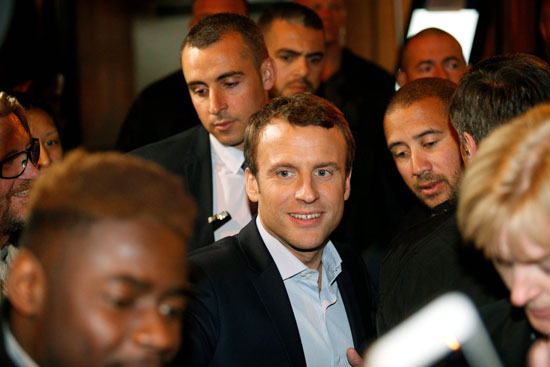 المرشح للرئاسة الفرنسية إيمانويل ماكرون وسط أنصاره