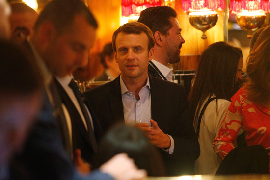 ايمانويل ماكرون يحتفل وسط أنصاره فى أحد مطاعم باريس