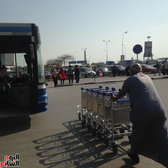مطار القاهرة يقرر وقف تحصيل 10 جنيهات رسوم عربات الحقائب الصغيرة (2)