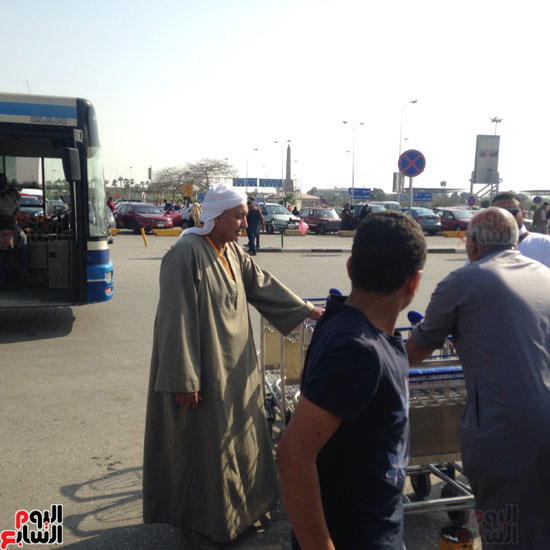 مطار القاهرة يقرر وقف تحصيل 10 جنيهات رسوم عربات الحقائب الصغيرة (1)