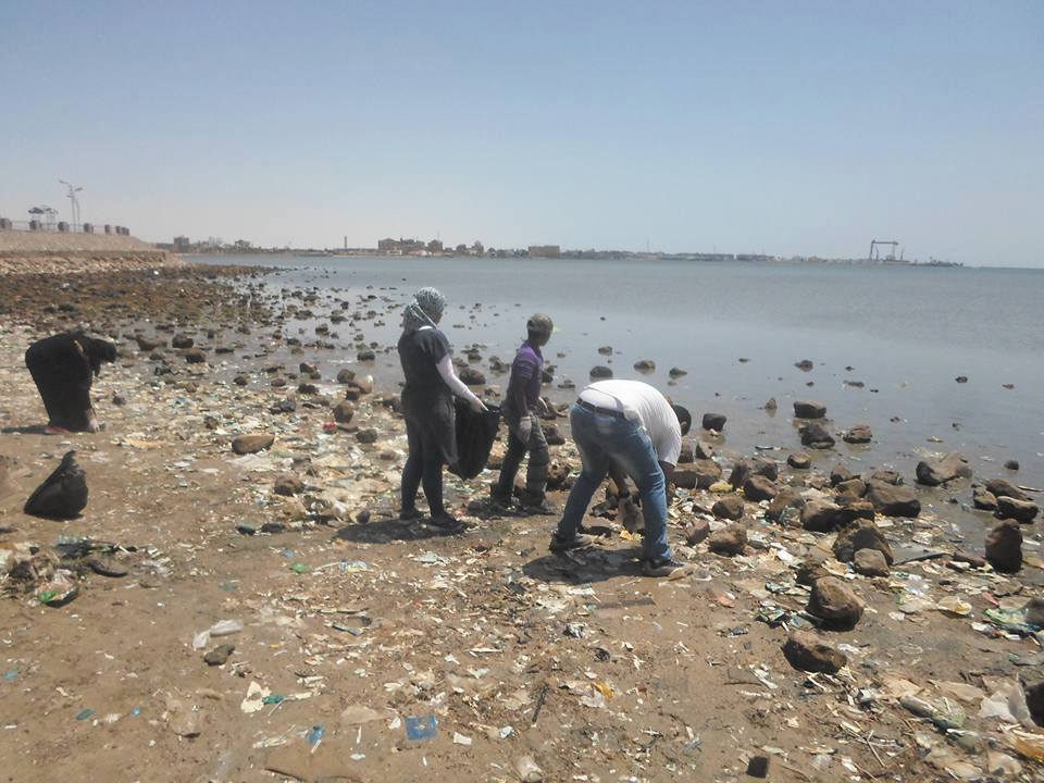 1  - الطلاب ينظفون الشواطئ