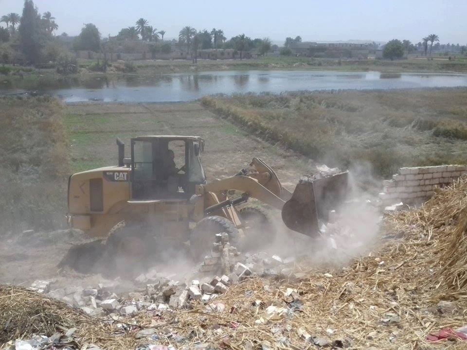 إزالة تعد على مجرى نهر النيل بمركزين بالمنيا  (3)
