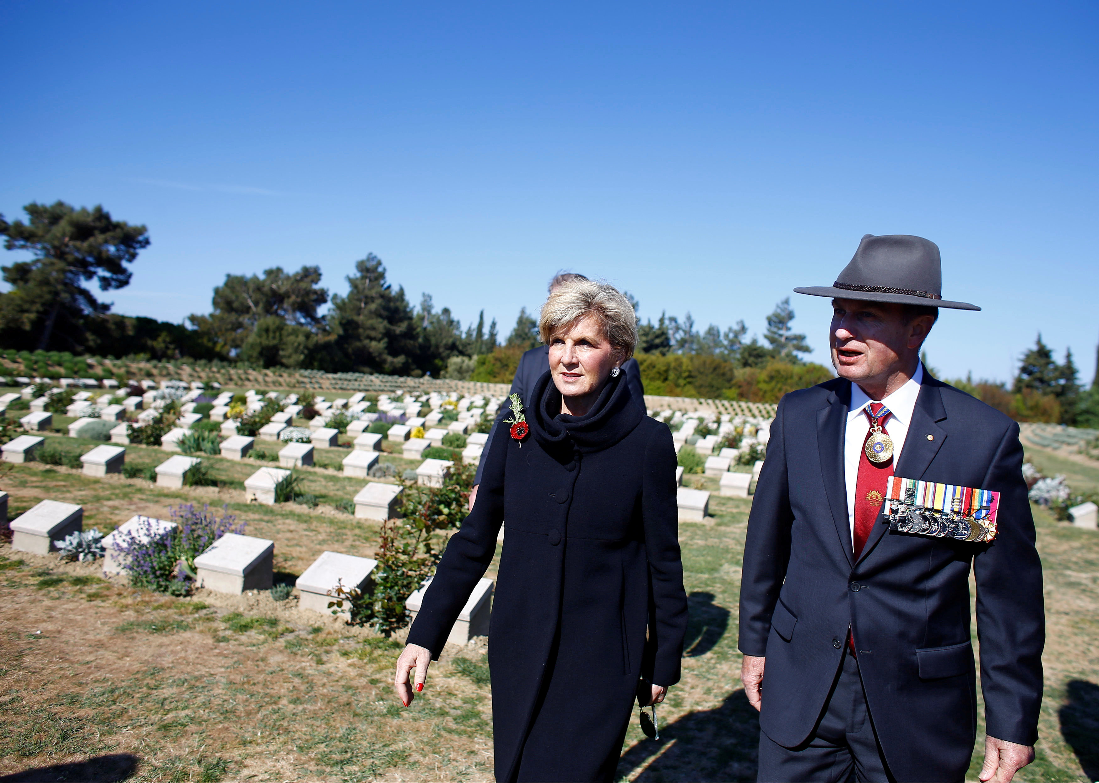 وزير الخارجية الأسترالي جولي بيشوب يزور النصب التذكارى