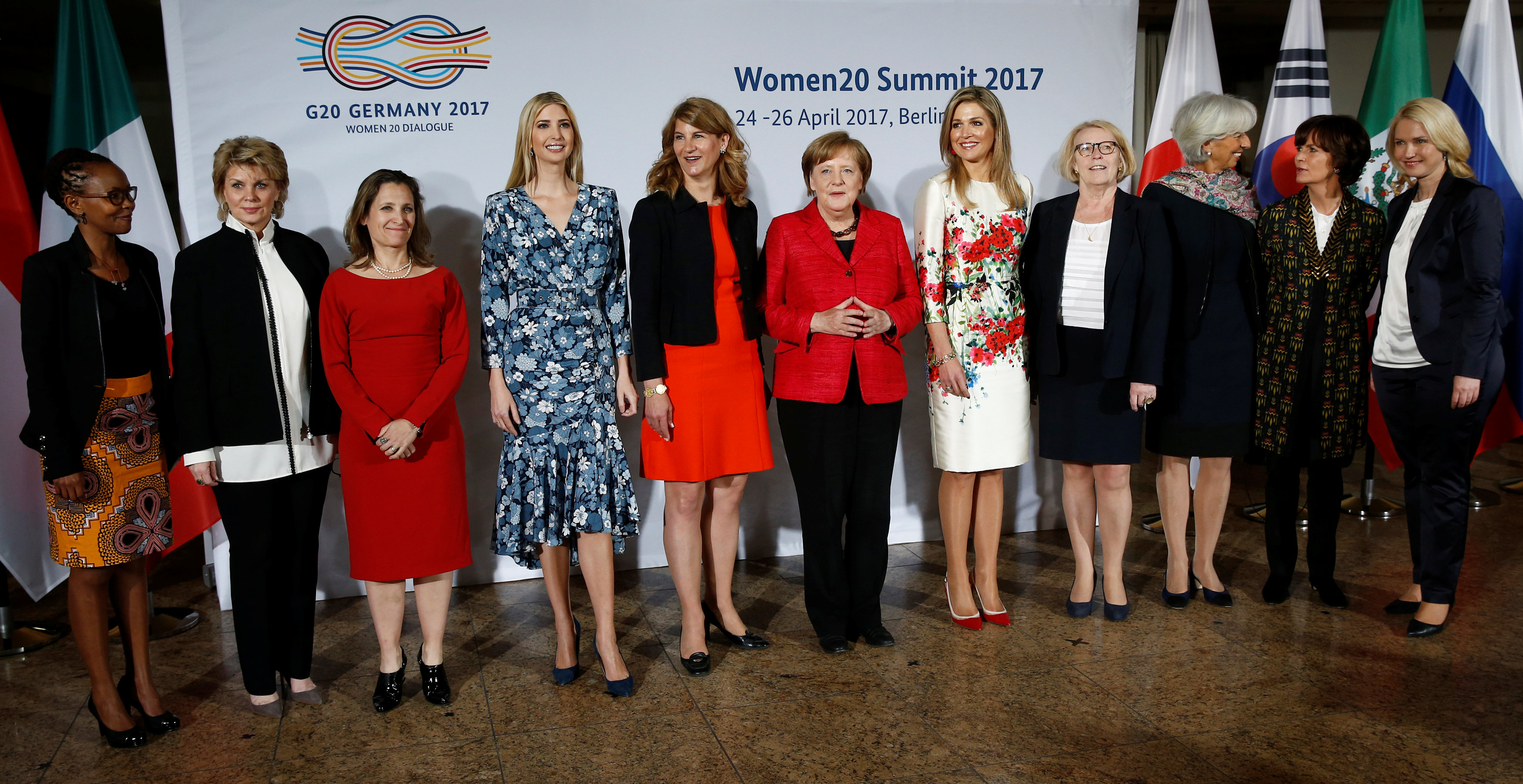 صورة تذكارية للمشاركات فى مؤتمر المرأة ببرلين