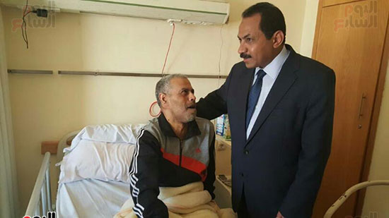  مصطفى النمر يزور أحد المصابين