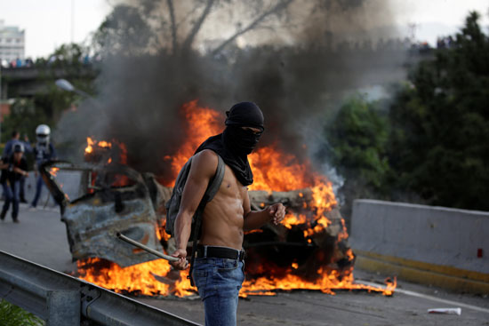 مقتل 25 شخصا خلال شهر بسبب الاشتباكات العنيفة بين المعارضة والشرطة فى فنزويلا