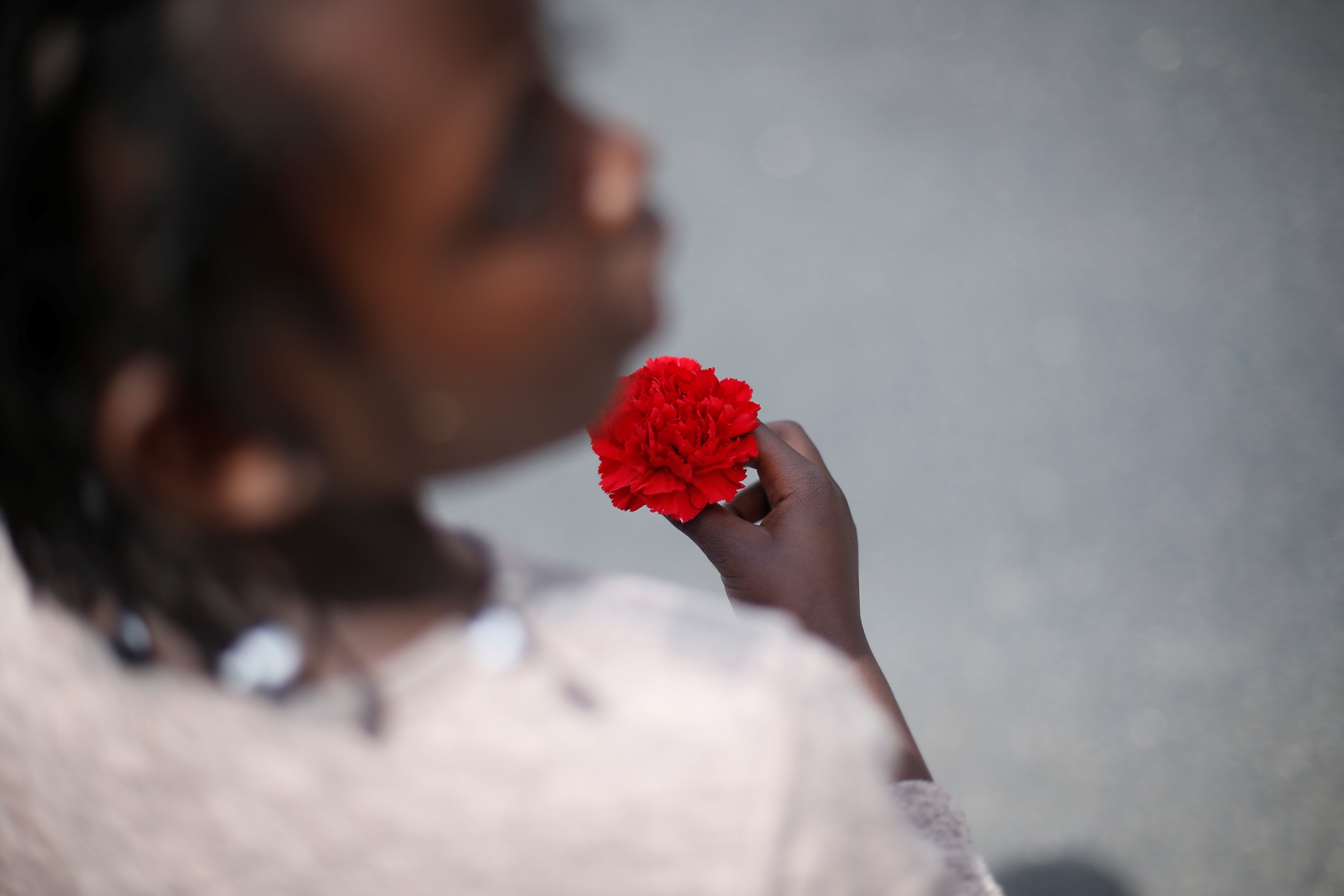 فتاة تحمل وردة حمراء