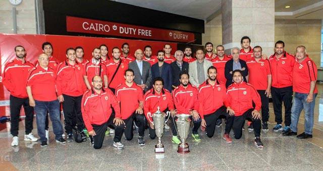 فريق  كرة اليد بالأهلي خلال وصوله مطار القاهرة (1)