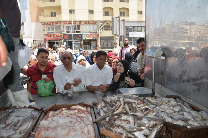  أقبال المواطنين على شراء الأسماك المدعمة