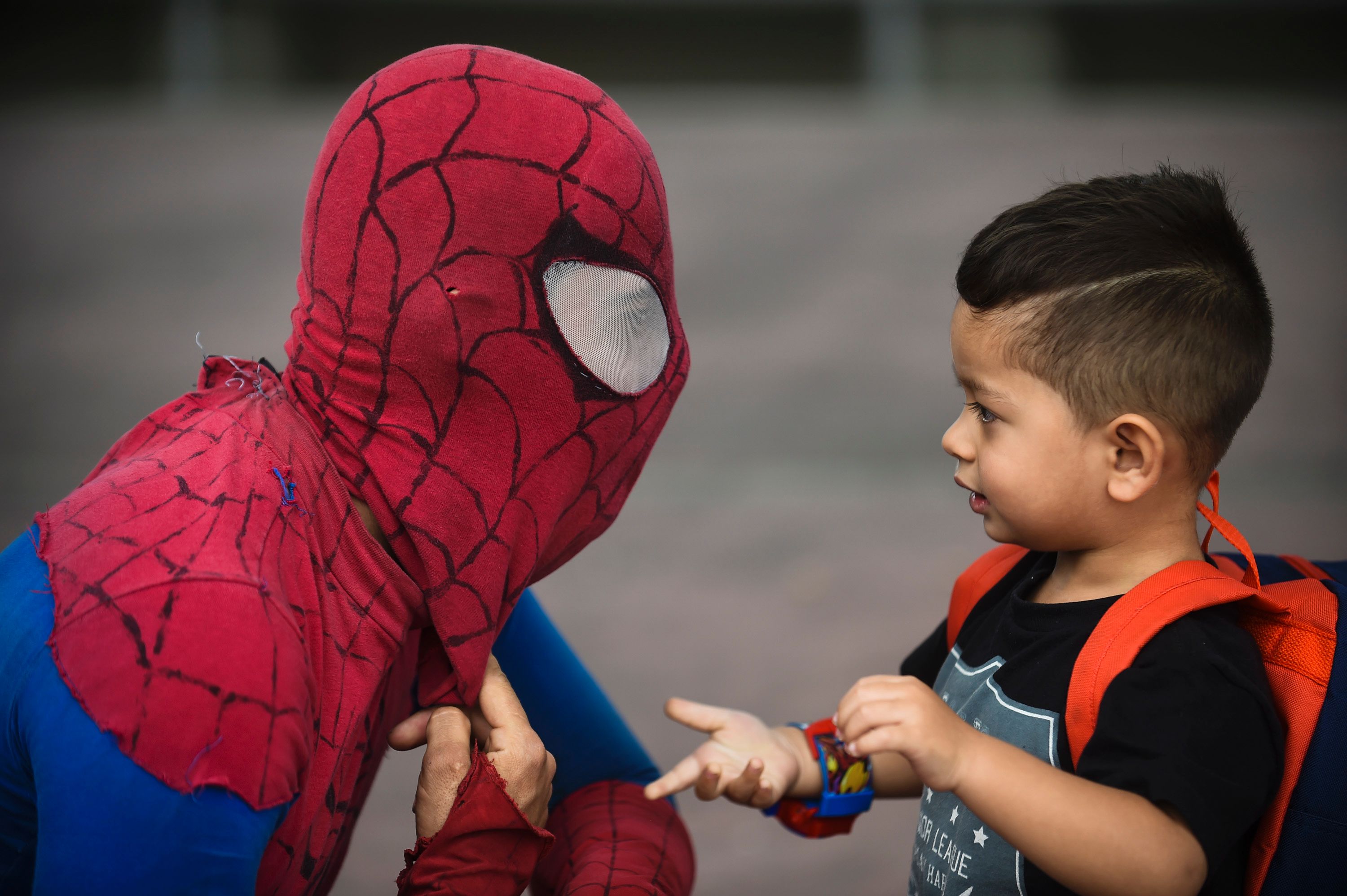 Человек паук для детей 3 лет. Человек-паук детский. Человек паук для детей. Стрижка человек паук для мальчика. Человек паук малыш.