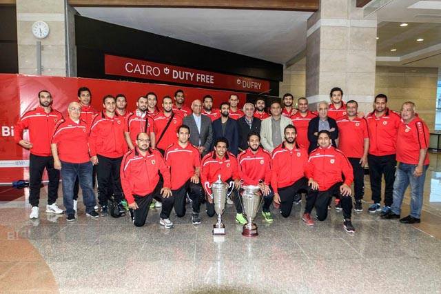 فريق  كرة اليد بالأهلي خلال وصوله مطار القاهرة (4)