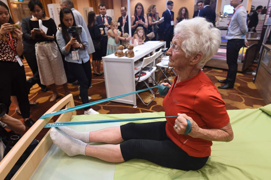 عجوز تسعينية  تشارك بالمنتدى الدولى لألعاب القوى بسنغافورة