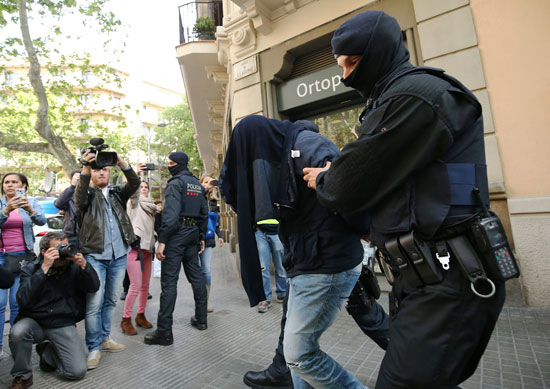 اعتقال 8 أشخاص فى إسبانيا للاشتباه بصلتهم بجماعات إرهابية