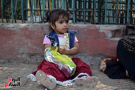 طفلة جالسة بحديقة الجيزة