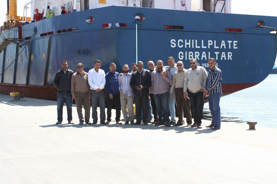 مدير عام  ميناء البرلس والعاملين بالميناء اثناء دخول السفينة التجارية" شيل بليت"