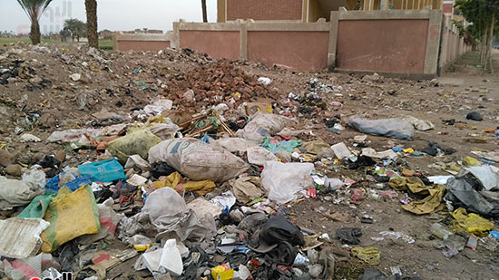 جوالات القمامة بجوار مدارس الحما بطما سوهاج