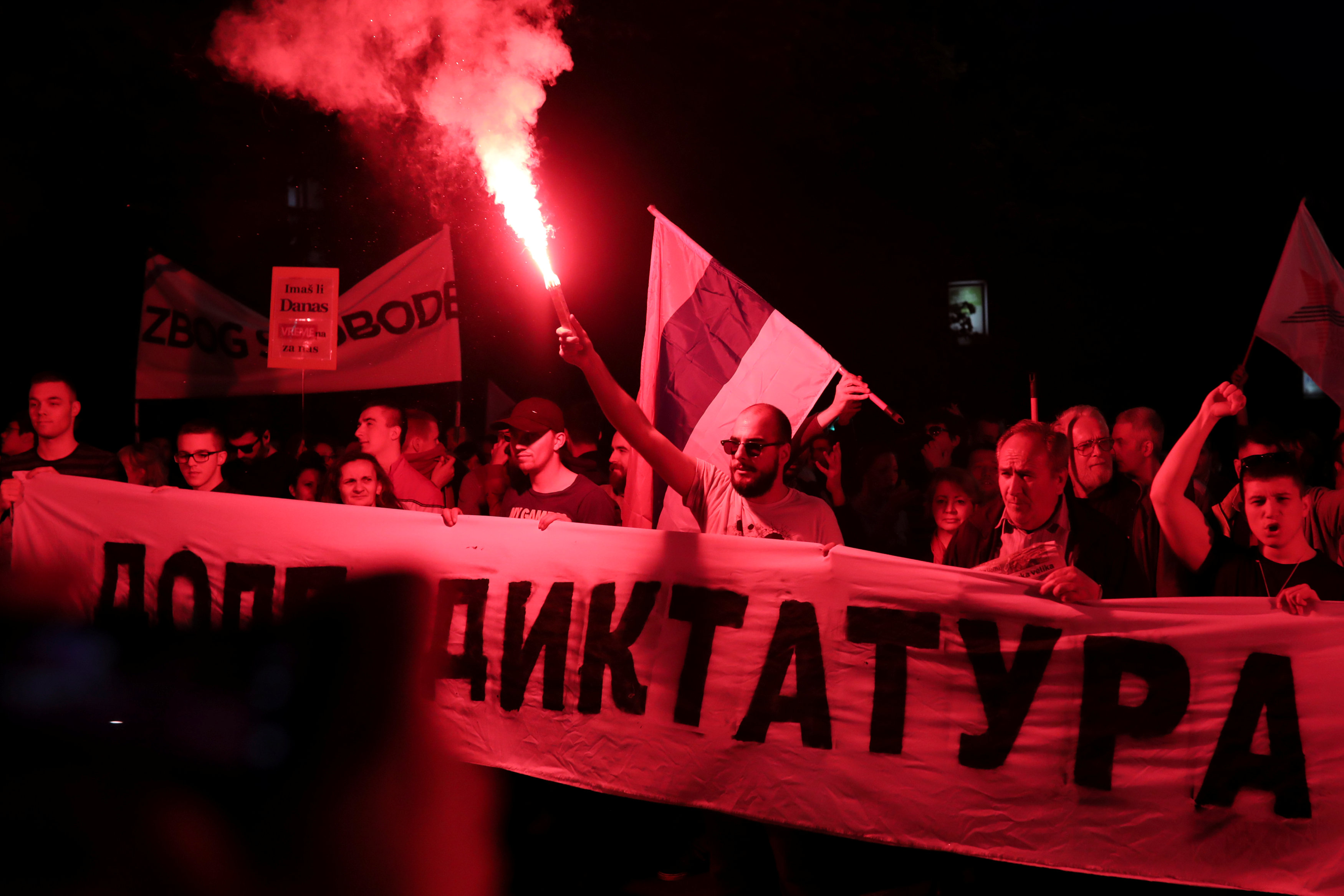 مظاهرات ليلية فى شوارع العاصمة الصربية