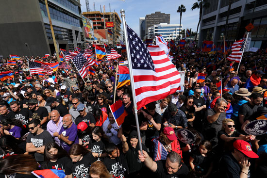 تظاهرات أمام السفارة التركية فى لوس أنجلوس لإحياء ذكرى مذابح الأرمن