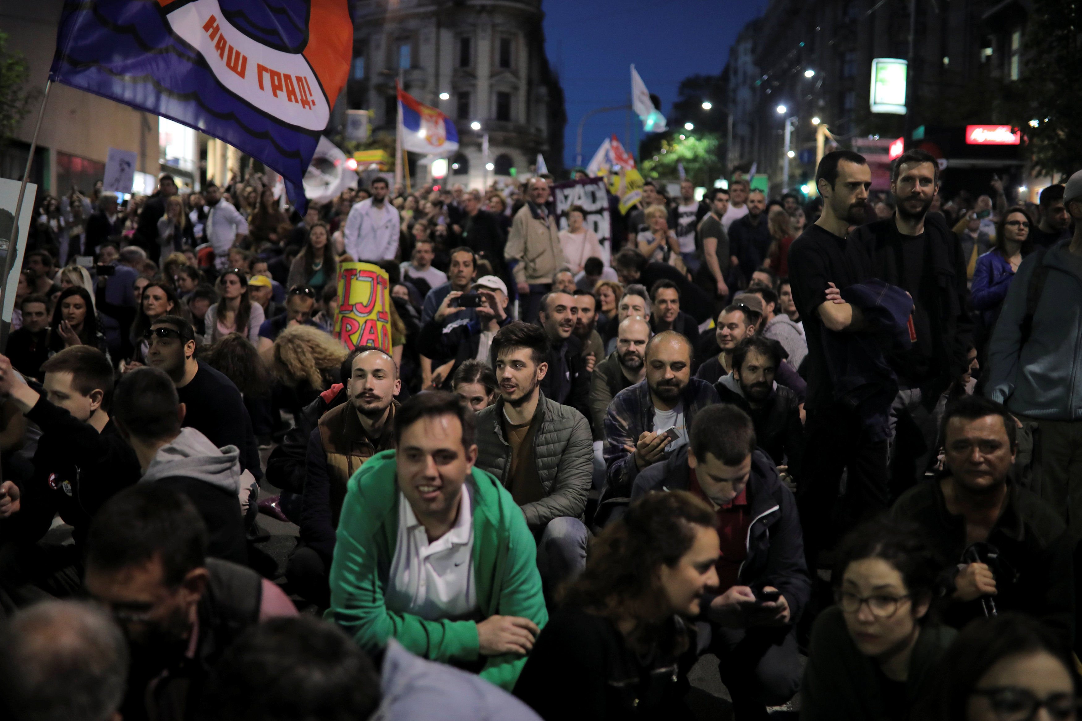 الآلاف يحتجون ضد حكومة صربيا بسبب الفساد فى شوارع بلغراد