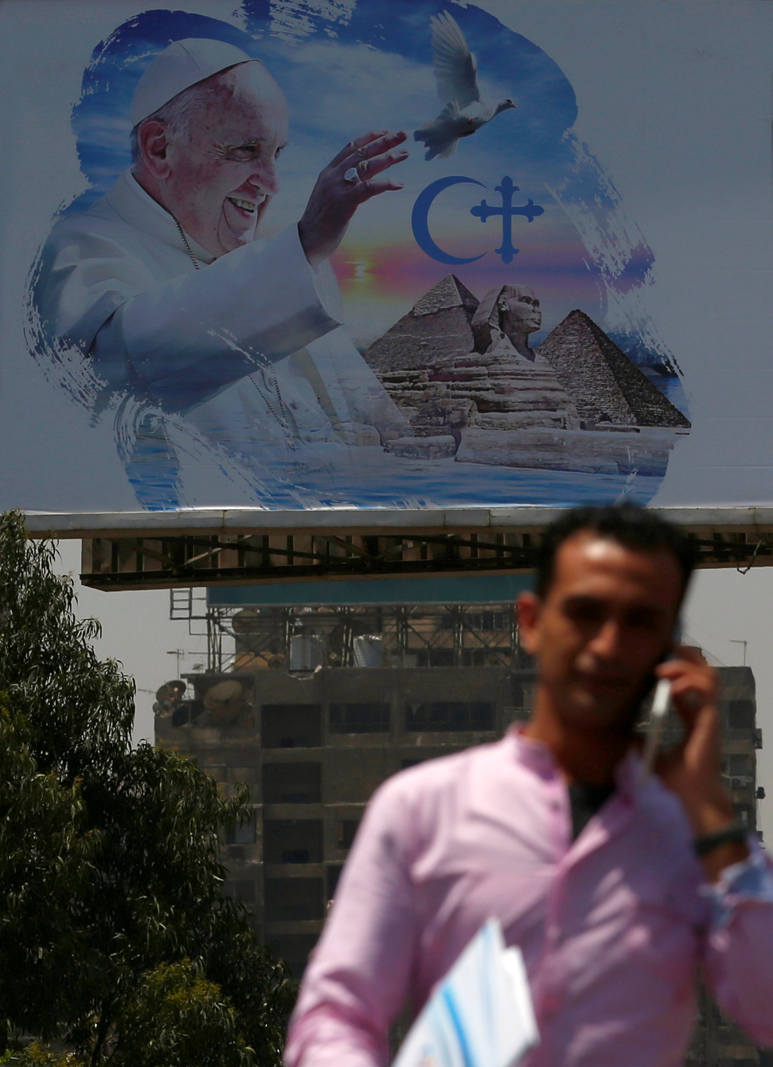 صورة لبابا الفاتيكان فى لوحة إعلانية بالقاهرة