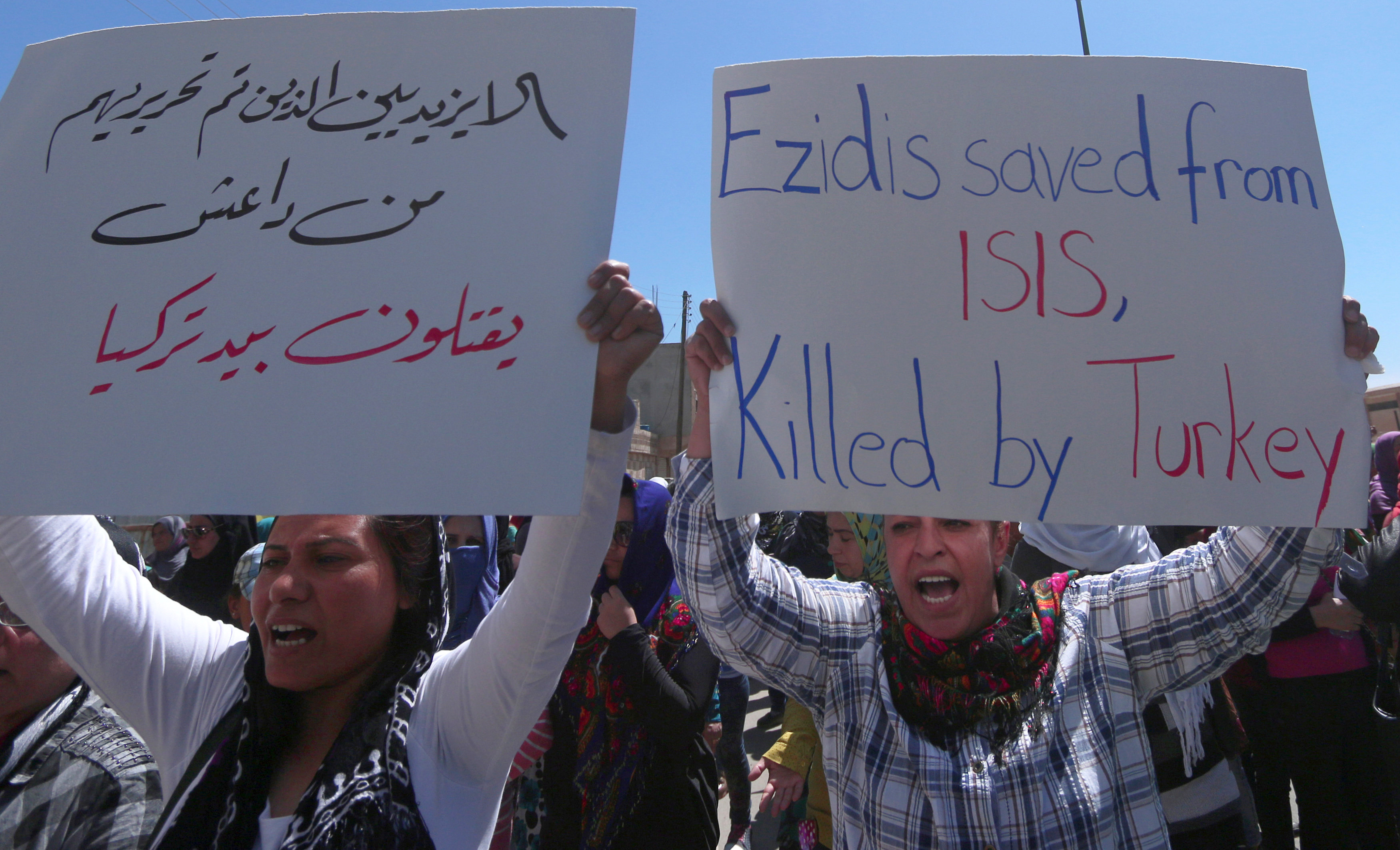 لافتات معارضة لداعش خلال المظاهرات