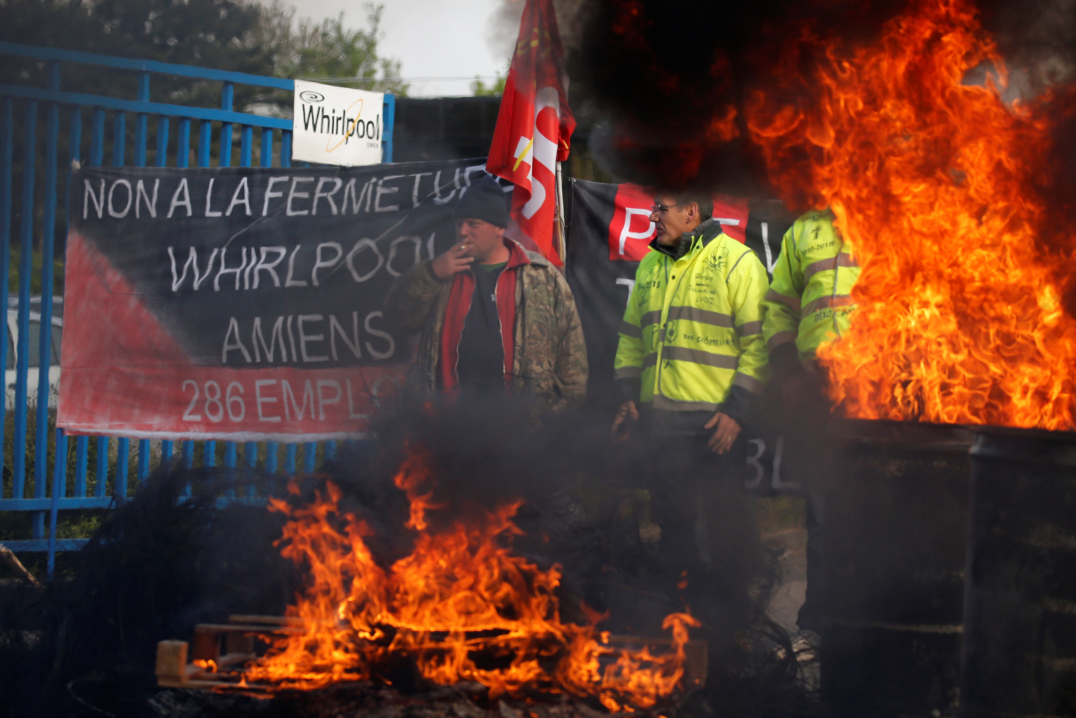 محتجون يشعلون النيران فى إطارات السيارات احتجاجا على إغلاق مصنع بفرنسا