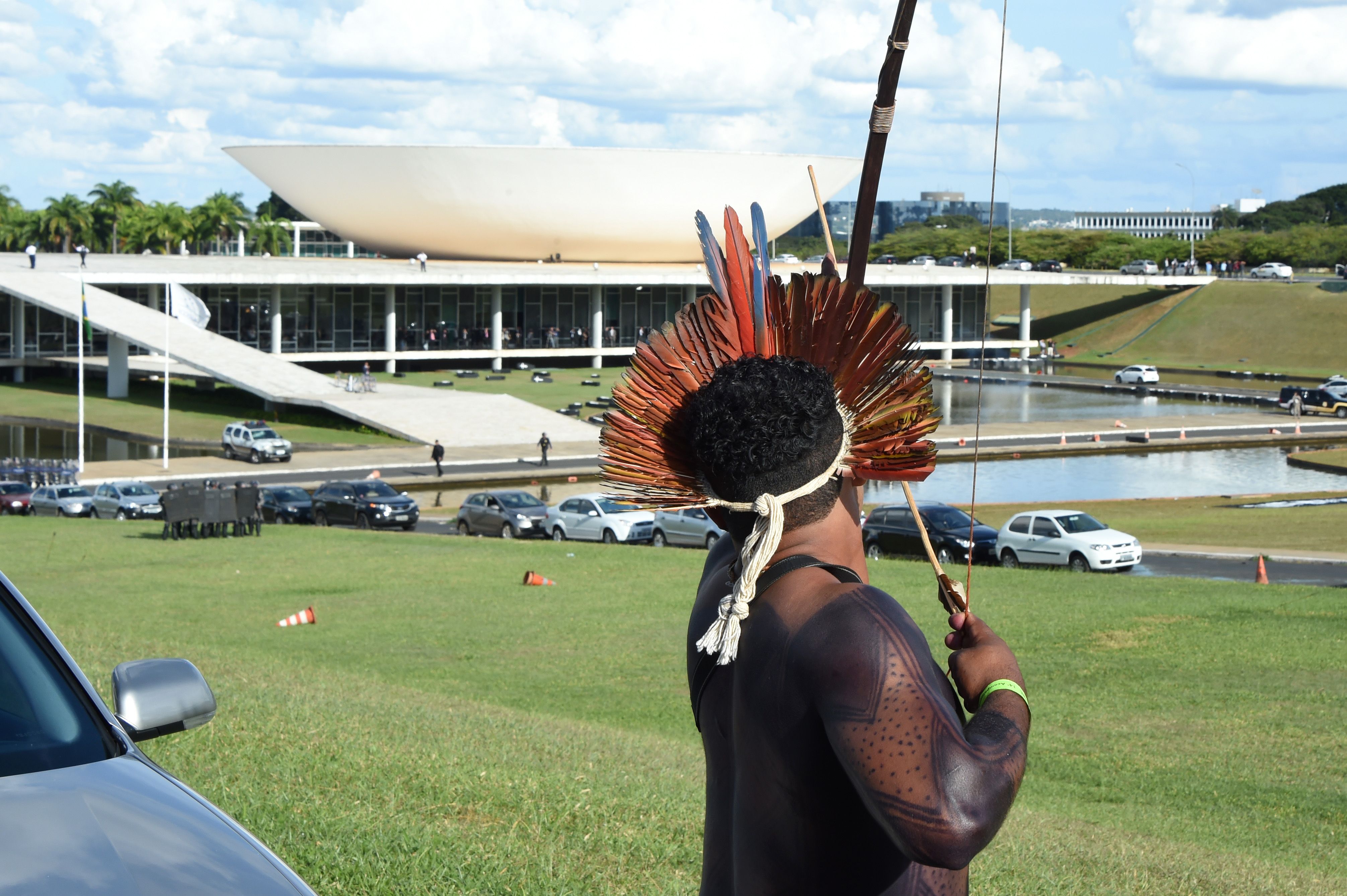 سكان البرازيل الأصليين يطلقون الأسهم علي الشرطة