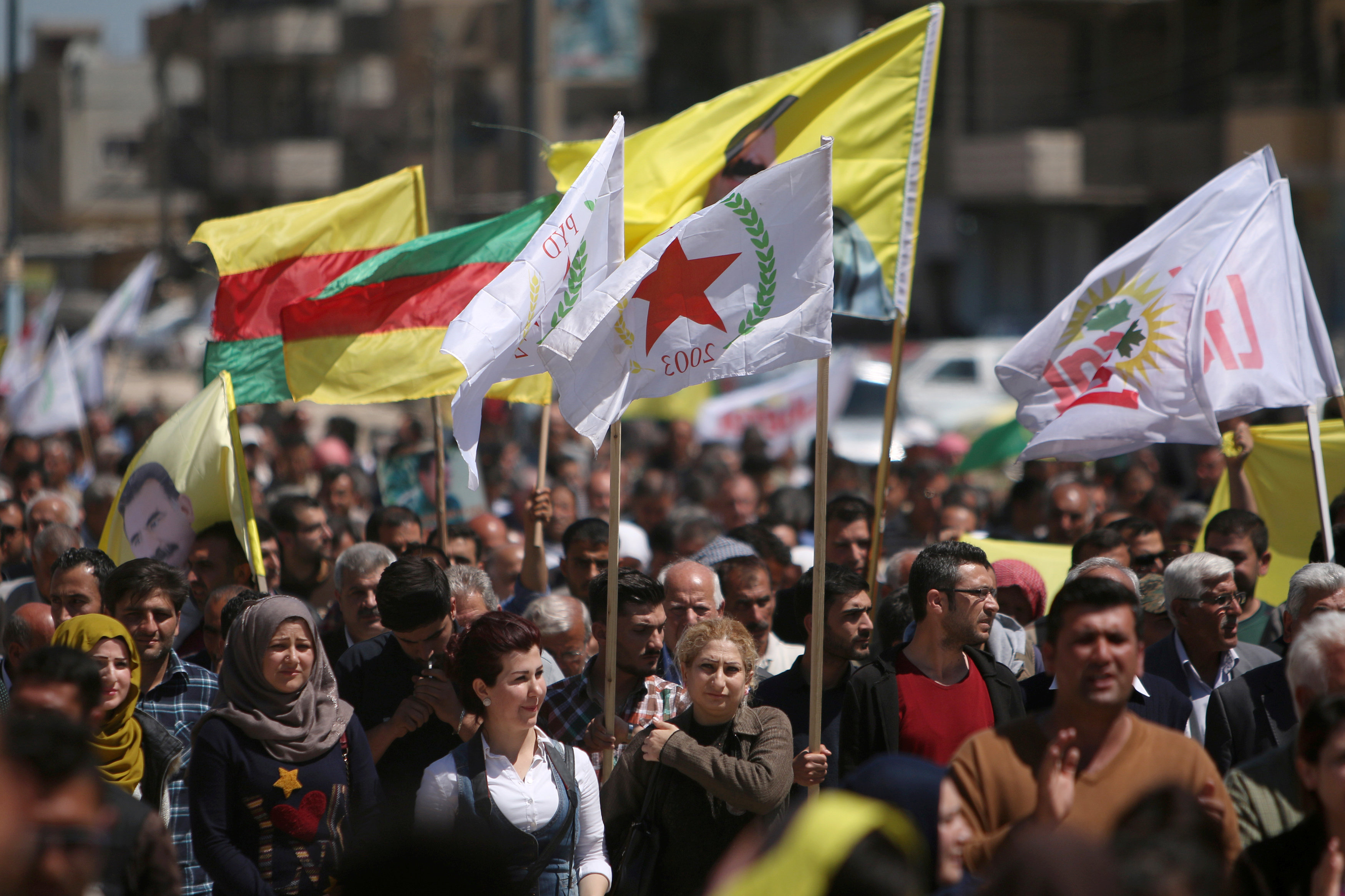 محتجون ضد ضد الغارات الجوية التركية على مقر المقاتلين الأكراد