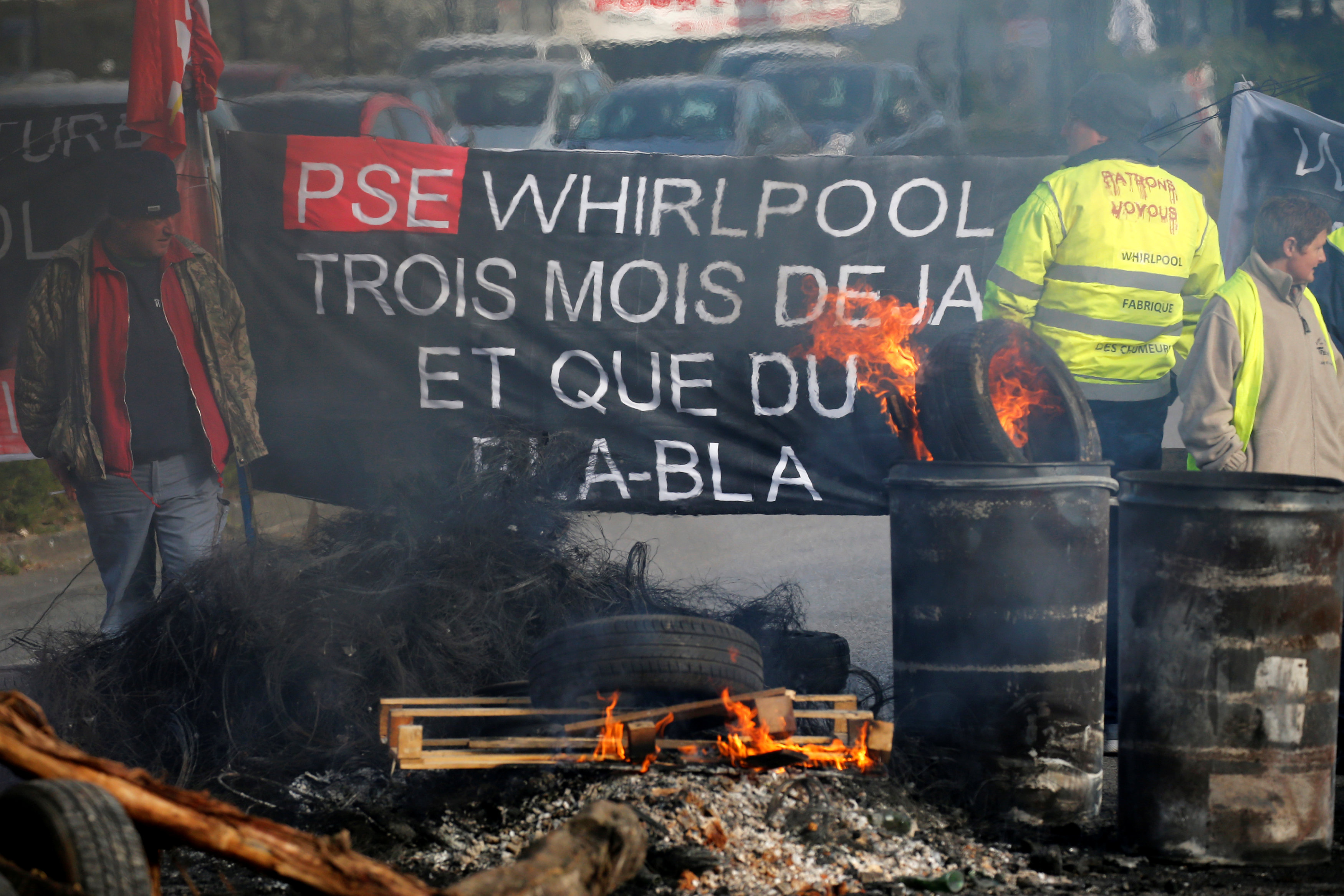 حرق اطارات سيارات خارج مصنع بمدينة فرنسية