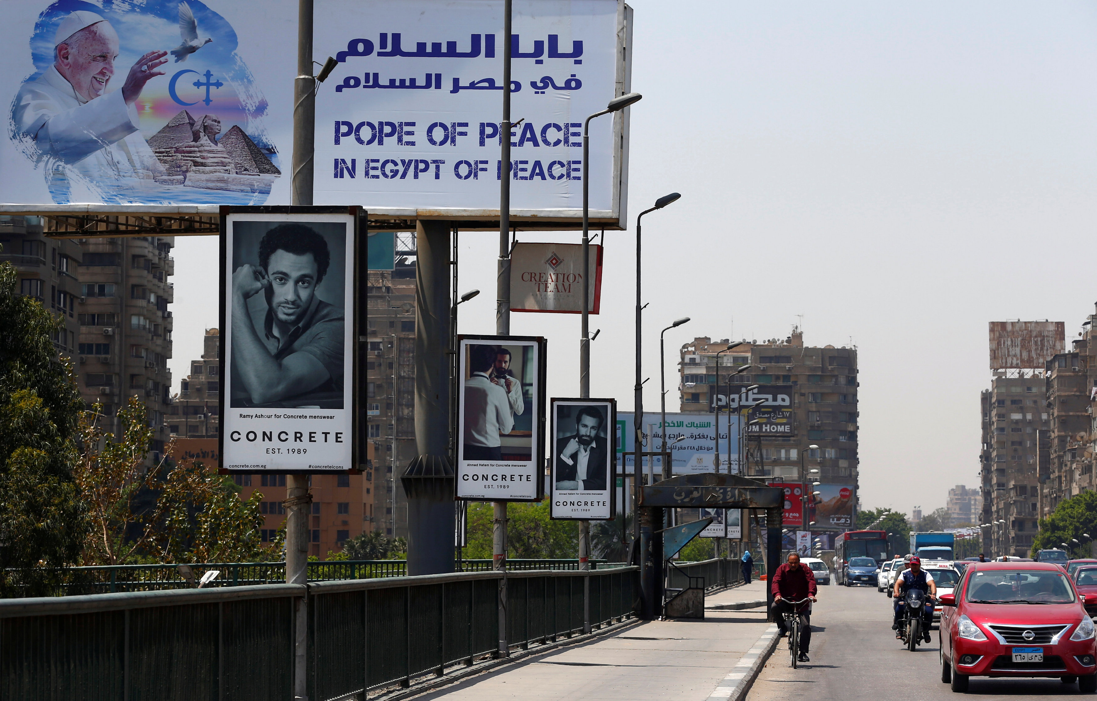 لوحات إعلانية فى شوارع القاهرة للترحيب بـبابا الفاتيكان