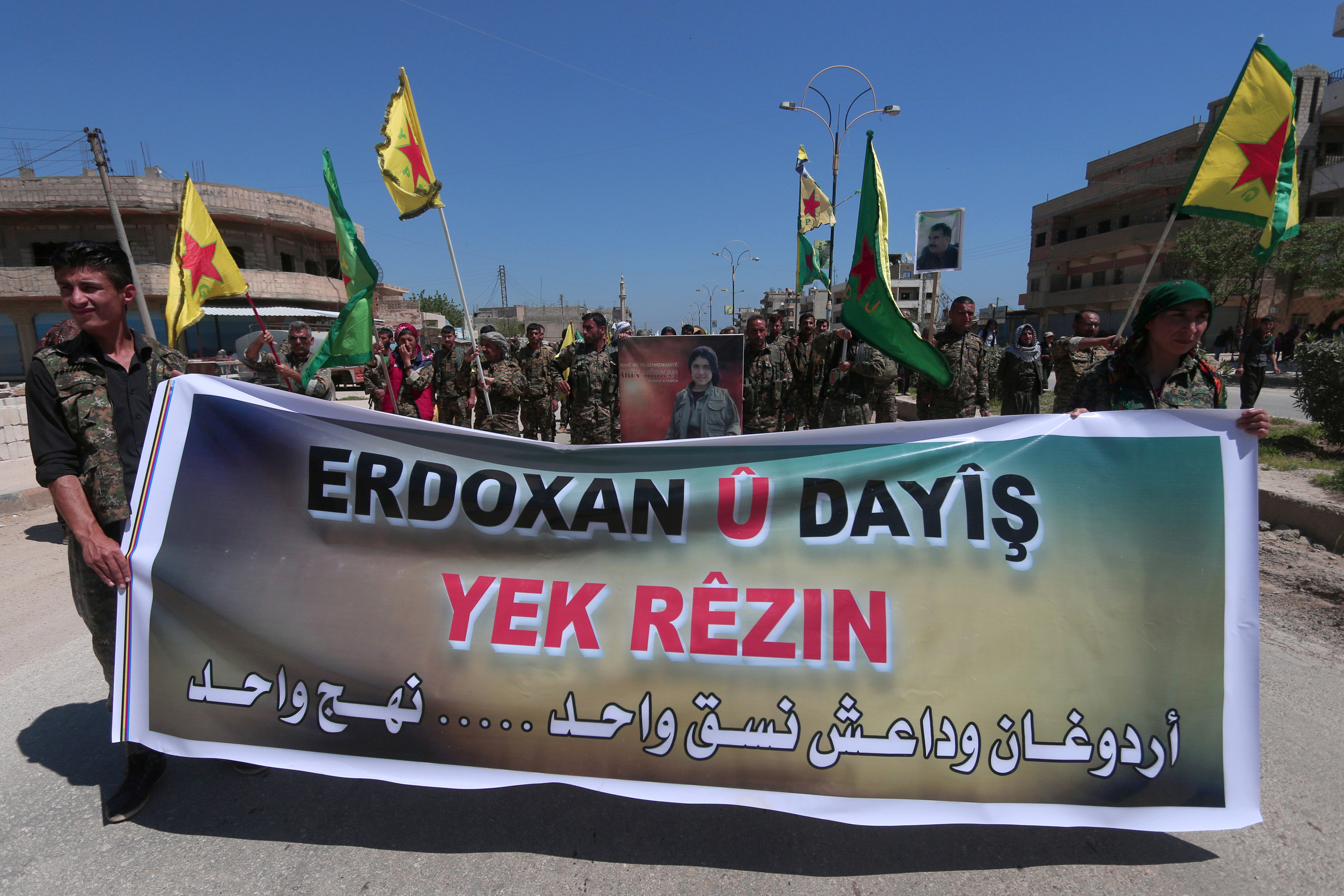 أكراد يرفعون لافتة تهاجم أردوغان