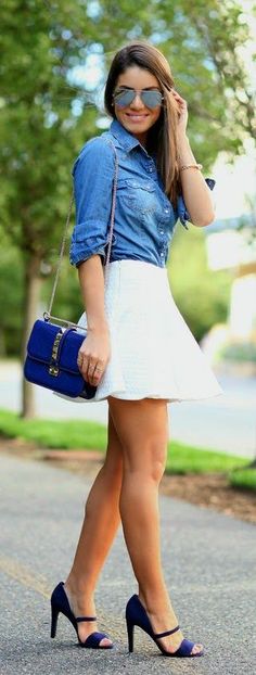 شيميز جينز مع جيبة باللون الأبيض وحقيبة وصندل باللون الأزرق