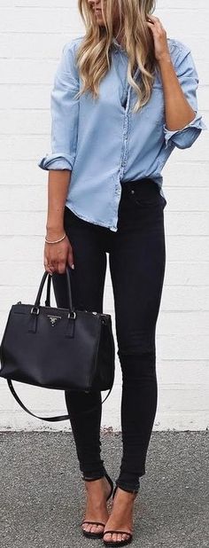 شيميز جينز مع بنطلون أسود وشنطة وصندل بنفس اللون