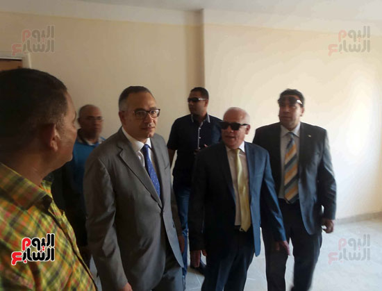 جانب من زيارة سابقة لمحافظ بورسعيد ونائب وزير الإسكان للمساكن الجديدة