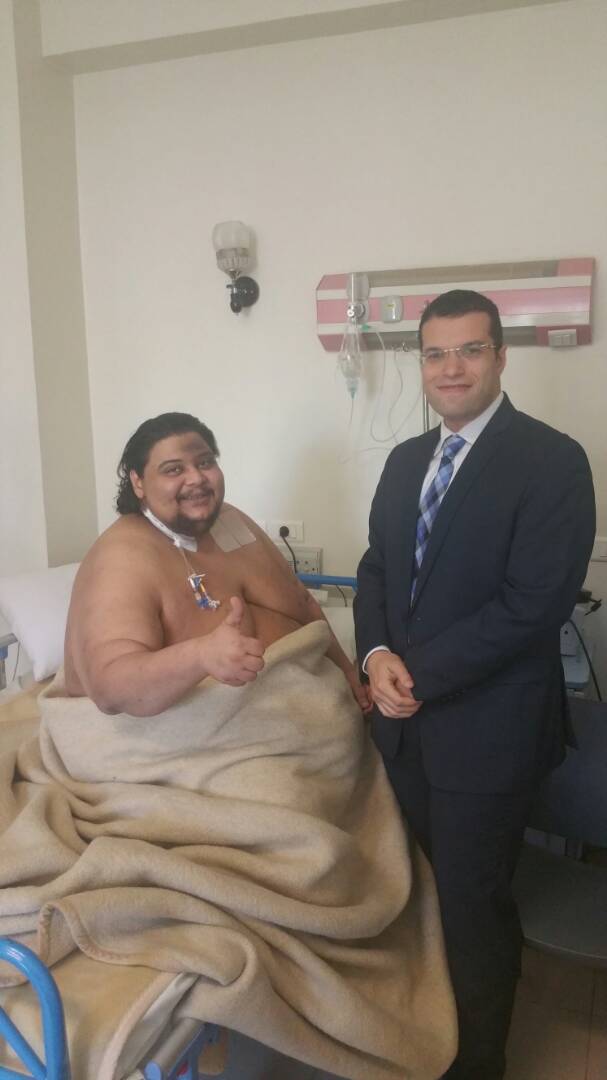 محمد الديدمونى يجلس على السرير بعد نجاح الجراحة