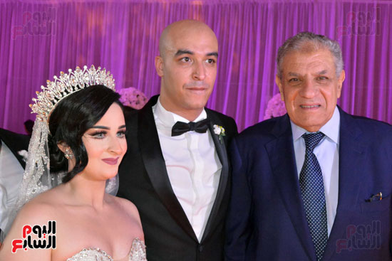 العروسان وعم العروس المهندس إبراهيم محلب