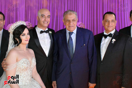 المهندس إبراهيم محلب يتوسط العروسين و والد العروس محمد محلب