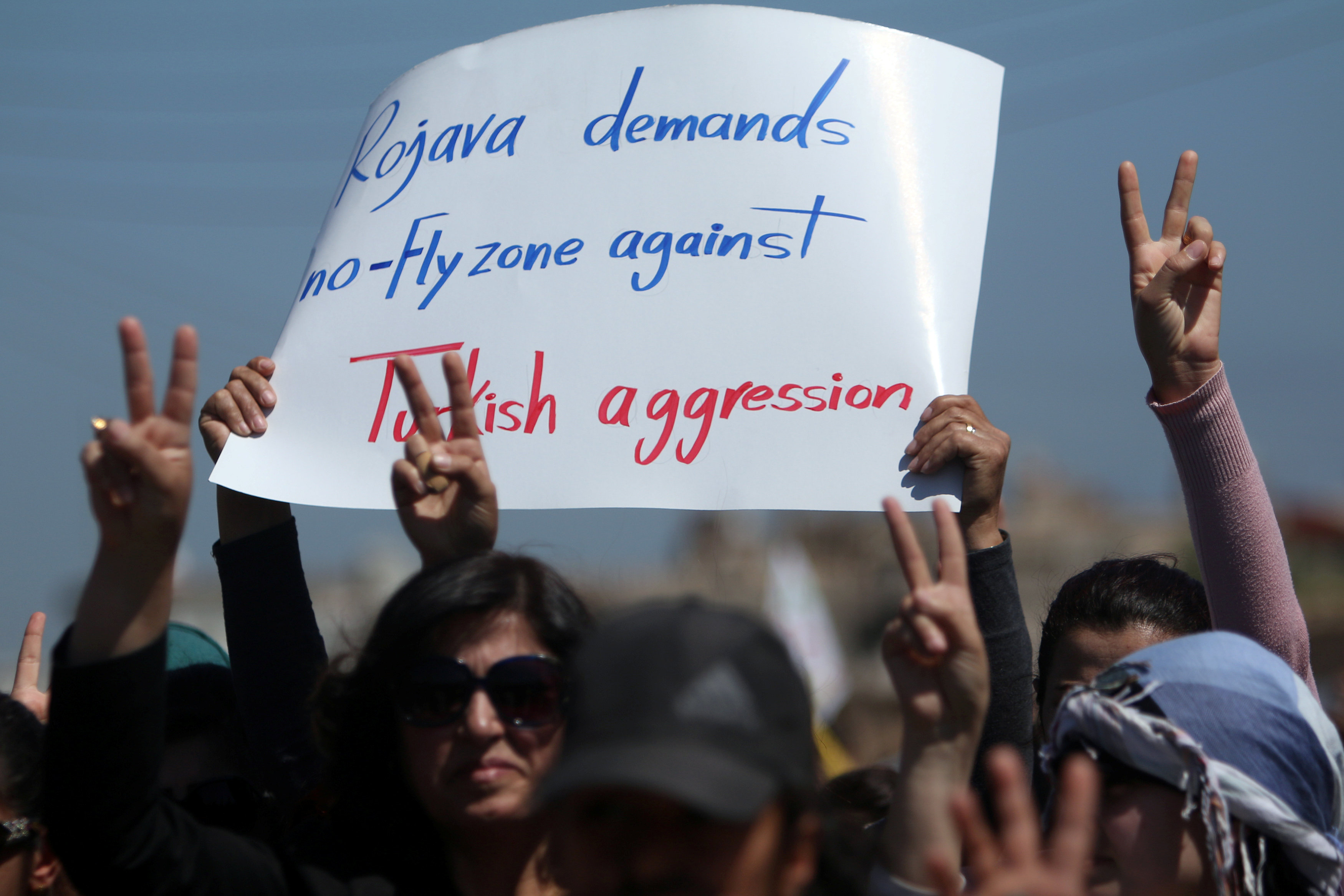 متظاهرون يمدينة القامشلي ضد الغارات الجوية التركية