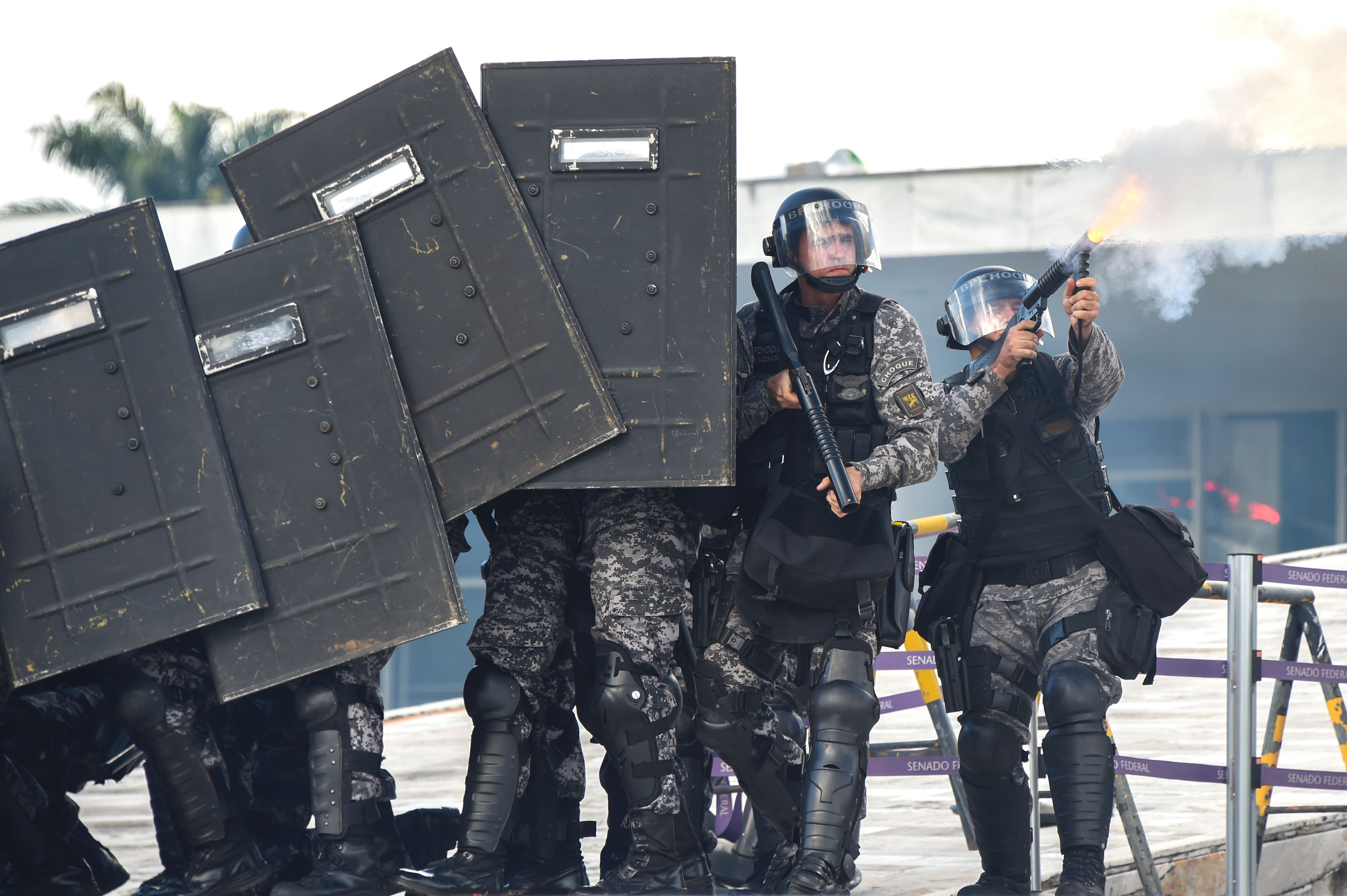 الشرطة البرازيلية تستخدم الغاز ضد المتظاهرين