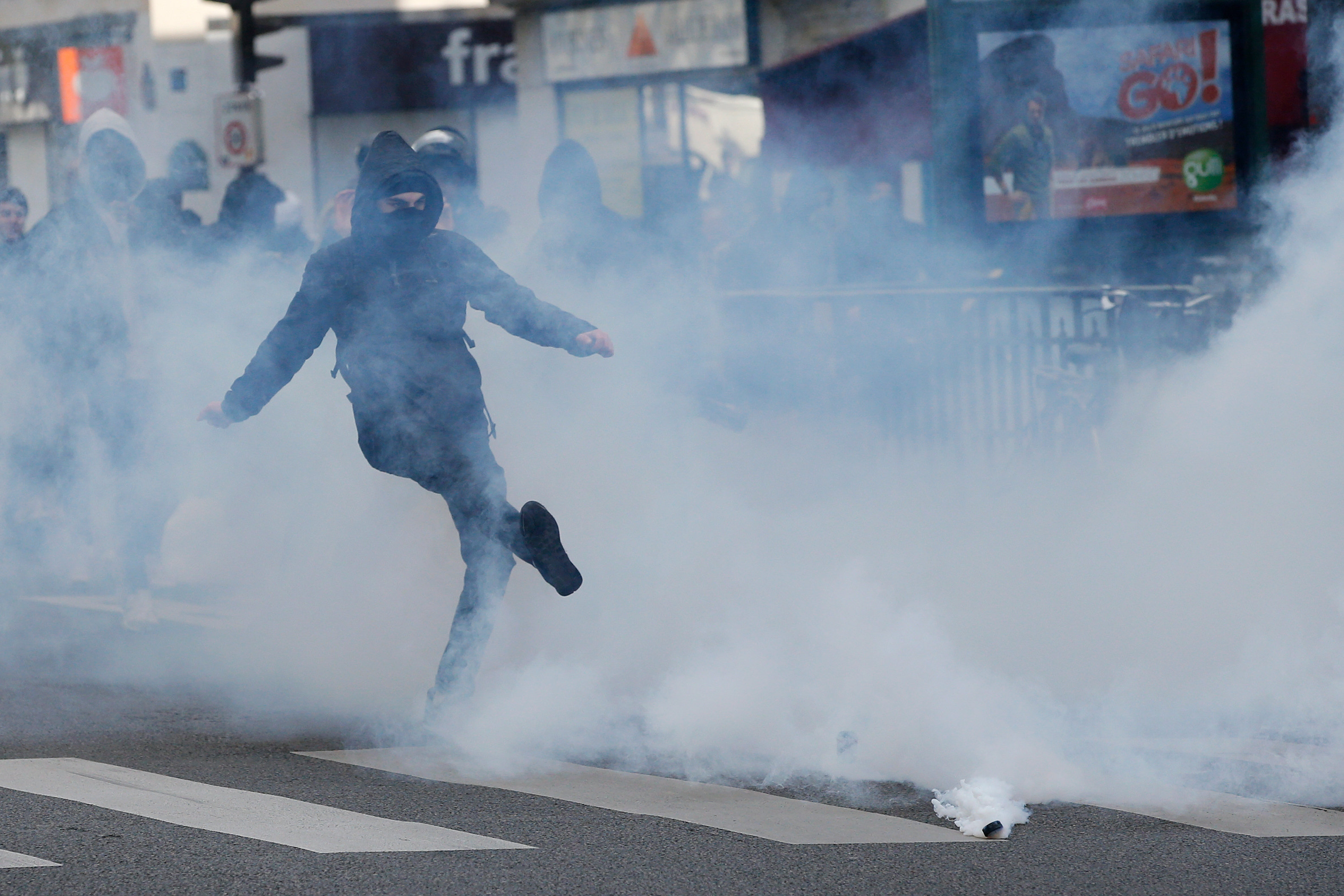 مواجهات بين الشرطة ومتظاهرين فرنسيين ضد مارين لوبان