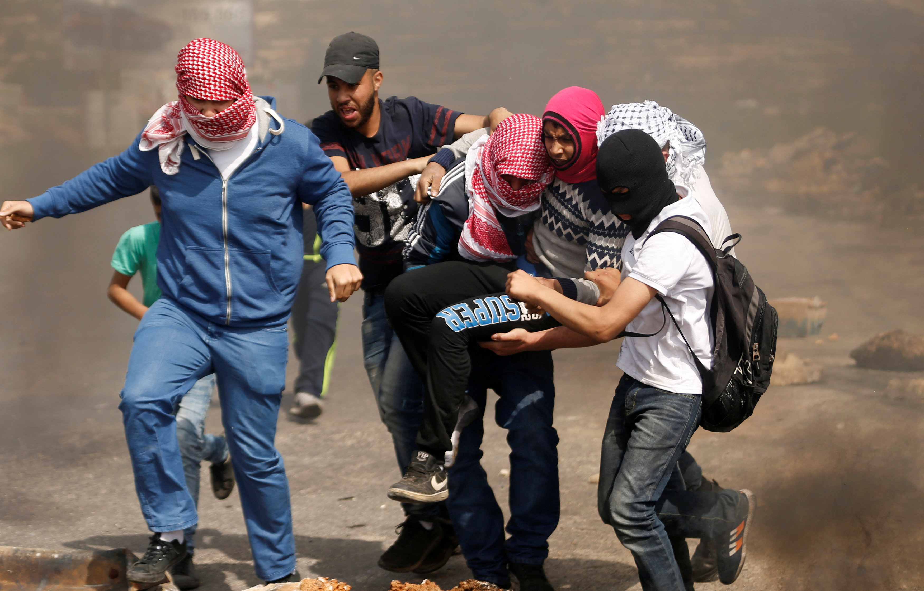 فلسطينيون يحملون مصاب برصاص قوات الاحتلال